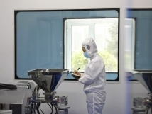 不負秋日好時光 ，亞歐廠里生產(chǎn)忙， 機器轟鳴干勁足，熱火朝天普新章！